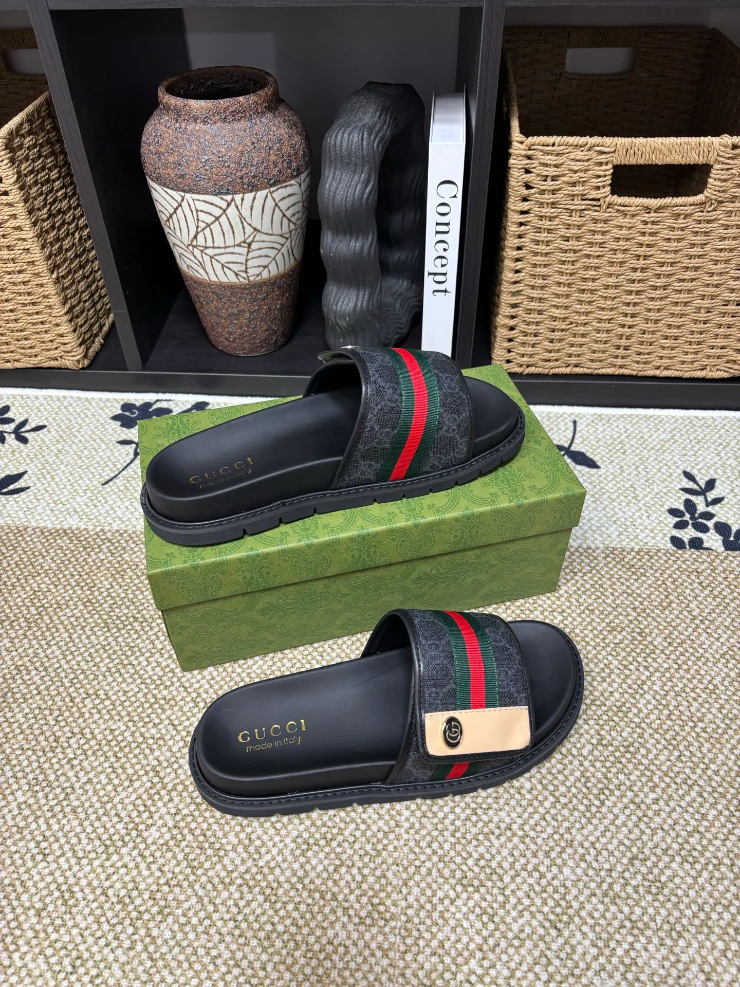 Factory 💰 300 yuan Gucci slippers] high-end men's shoes brand official website 1:1 latest masterpiece: original mold customization, the fabric is made of imported original materials, upgraded outsole, lighter and non-slip. The market's top quality, simple yet tasteful, a must-have for fashionistas, fashionable at your feet, full of confidence, the same style at the counter 👍The season of summer slippers is here. Code: 38-45 (45 customized)